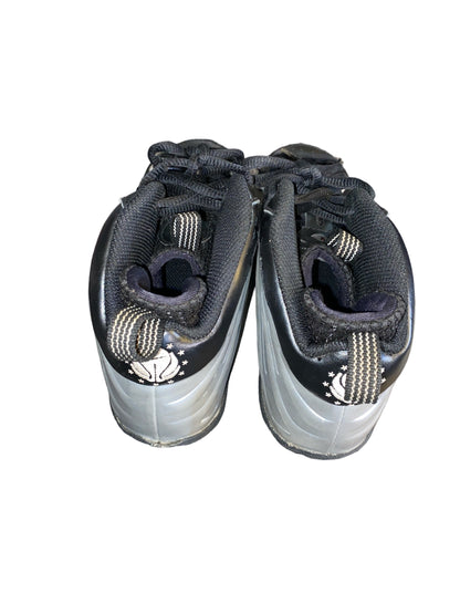 Nike Boys' Little Foam Posite Silver/Black/Red  Size 2.5Y Pre-Owned
