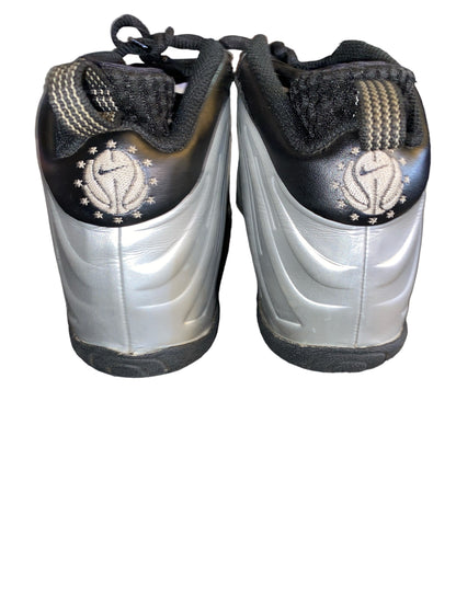 Nike Boys' Little Foam Posite Silver/Black/Red  Size 2.5Y Pre-Owned